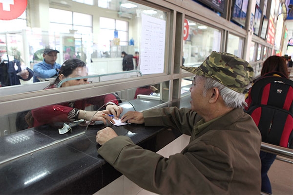 cảnh mua vé thuận lợi không chen chúc