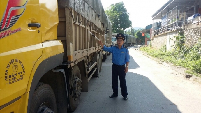 chiếc xe tải chở quá tải hàng bị bắt giữ