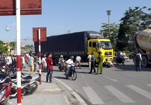 xe tải gây tai nạn khến 3 bố con tử vong